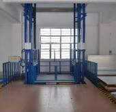 升降平臺使用減速機和液壓油缸的對比